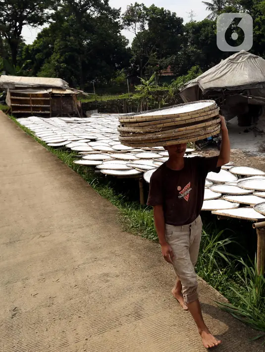 Pekerja membawa tepung aci di Sukaraja, Kabupaten Bogor, Jawa Barat, minggu (20/6/2021). Pemerintah mengklaim hasil pelaksanaan program Pemulihan Ekonomi Nasional (PEN) klaster dukungan UMKM membantu mayoritas penerima manfaat dapat bertahan selama pandemi COVID-19. (Liputan6.com/Angga Yuniar)