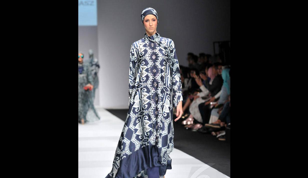 Koleksi Itang Yunasz bertajuk Exotic Journey di pamerkan di Jakarta Fashion Week 2015, Minggu (2/11/2014). (Liputan6.com/Panji Diksana)