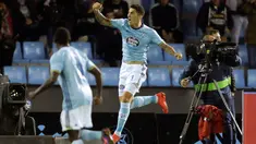 Gelandang Celta Vigo, Pablo Hernandez melakukan selebrasi usai mencetak gol kegawang Barcelona pada lanjutan liga Spanyol di Stadion Balaidos, Vigo (3/10).  Celta Vigo berhasil mengalahkan Barcelona dengan skor 4-3. (REUTERS/Miguel Vidal)