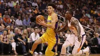 Rookie LA Lakers, Lonzo Ball (kiri), melakukan penetrasi pada laga NBA melawan Phoenix Suns di Talking Stick Resort Arena, Sabtu (21/10/2017) pagi WIB. (AFP/Christian Petersen)