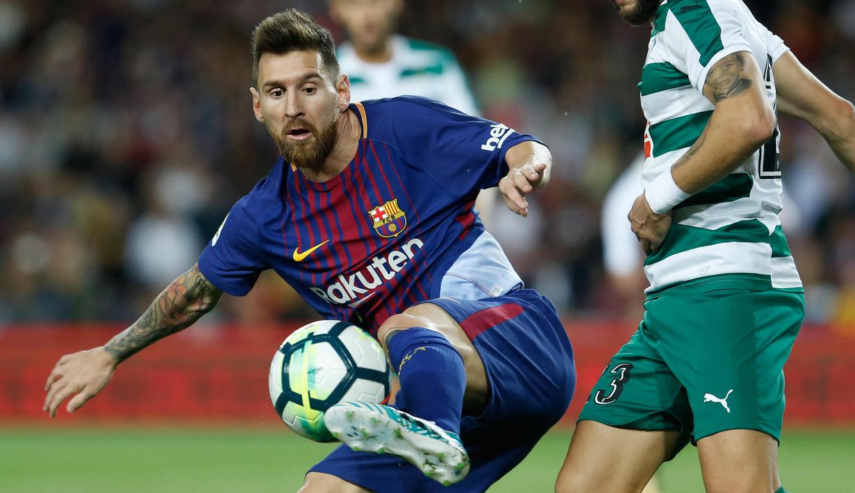 Penyerang Barcelona, Lionel Messi burusaha mengontrol bola dari kawalan pemain Eibar pada pertandingan La Liga Spanyol di stadion Camp Nou di Barcelona, Spanyol, (19/9). Barcelona menang telak 6-1 atas SD Eibar. (AFP Photo/Pau Barrena)