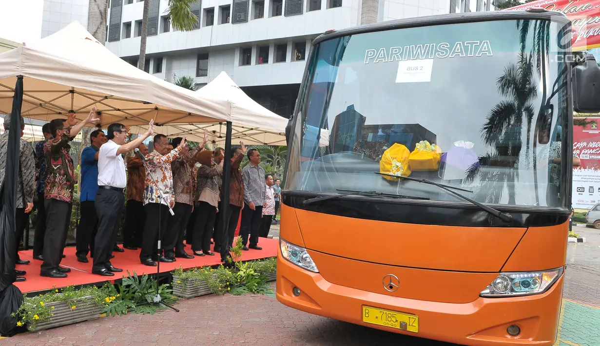 Menkumham Yasona Laoly melepas ratusan pegawai dan keluarganya untuk mudik bersama ke kampung halaman, Jakarta (22/6). Ada 5 bus yang digunakan dalam mudik bersama ini. (Liputan6.com/Helmi Afandi) 