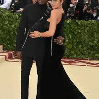 Kylie Jenner dan Travis Scott menghadiri MET Gala 2018. (NEILSON BARNARD / GETTY IMAGES NORTH AMERICA / AFP)