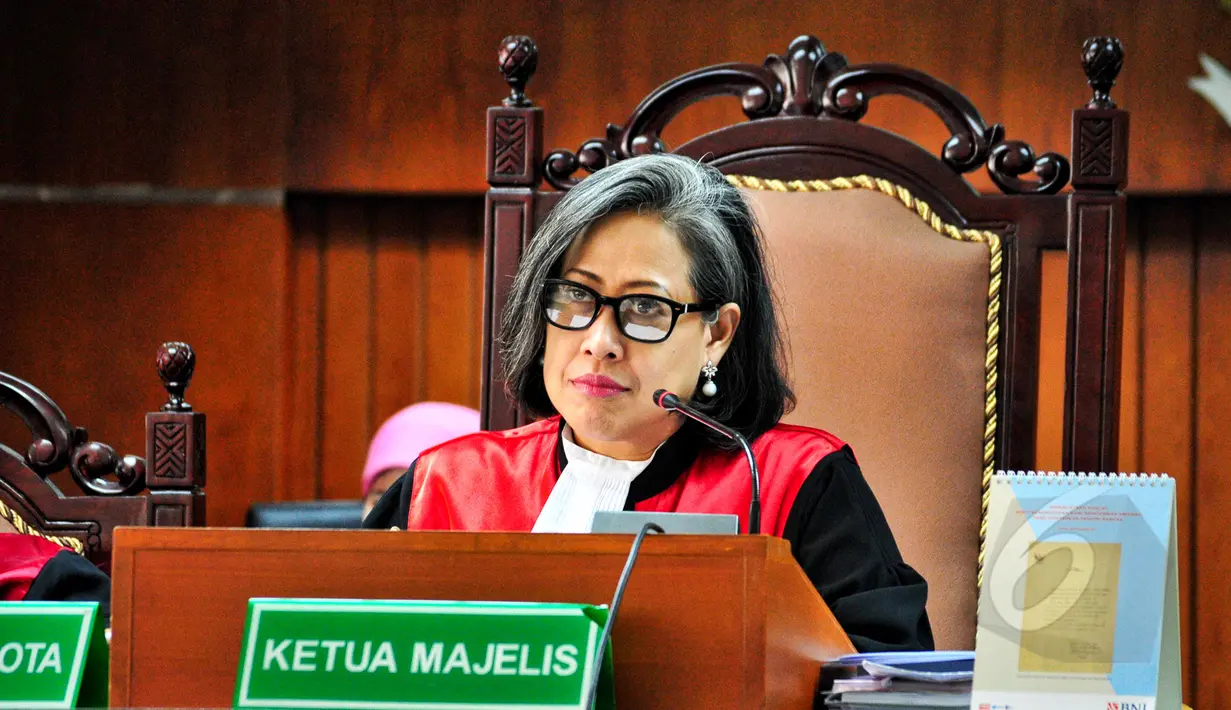 Hakim Artha Theresia memimpin sidang lanjutan terdakwa kasus korupsi Transjakarta Udar Pristono di Pengadilan Tipikor, Jakarta, Rabu (20/5/2015). Sidang tersebut beragenda mendengarkan keterangan saksi. (Liputan6.com/Yoppy Renato)