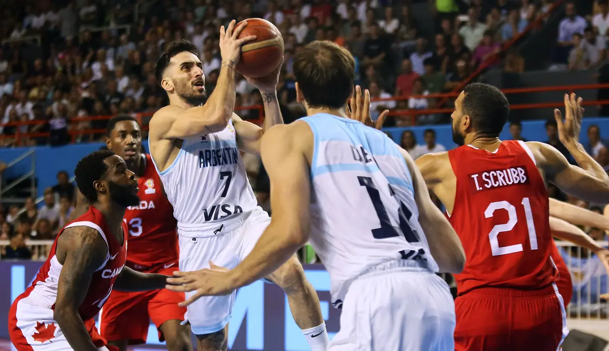 Pemain Tim Bola Basket Argentina, Facundo Campazzo (tengah) berusaha mencetak poin saat menghadapi Kanada pada kualifikasi Piala Dunia Bola Basket FIBA 2023 di Buenos Aires, Argentina (23/2/2023). Argentina tercatat baru mengoleksi satu gelar juara Piala Dunia Basket FIBA yang diraihnya pada edisi pertama saat menjadi tuan rumah. Pada Piala Dunia Bola Basket FIBA 2023 Argentina tak lolos kualifikasi setelah kalah dari Republik Dominika. (AFP/Vicente Robles)