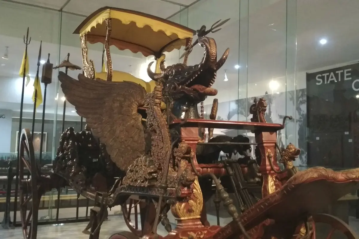 Kereta Singa Barong Dibangun di Alun-Alun Keraton Kasepuhan Cirebon Seperti Patung Merlion