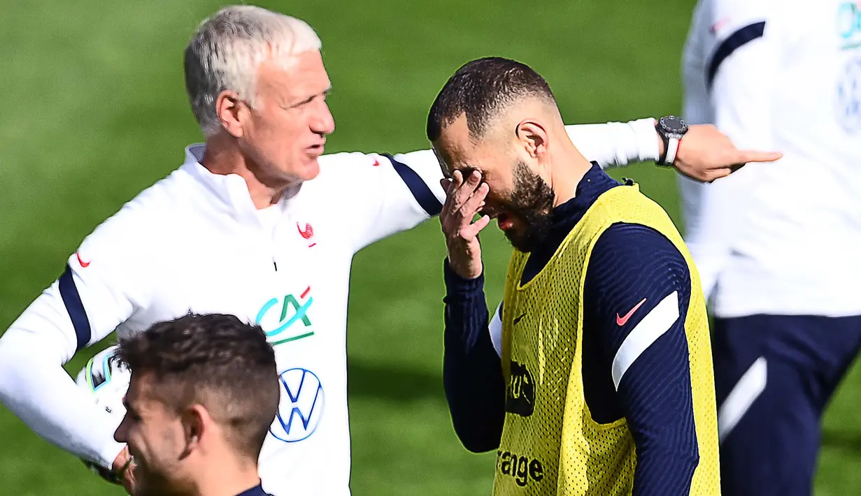 Karim Benzema memang sempat dibekukan dari Timnas Prancis menyusul konflik pemerasan terhadap kompatriotnya, Mathieu Valbuena, pada 2015. Sejak itu, Deschamps menolak memanggil Benzema lagi ke Timnas Prancis meski sang striker tampil apik bersama Real Madrid. (Foto: AFP/Franck Fife)