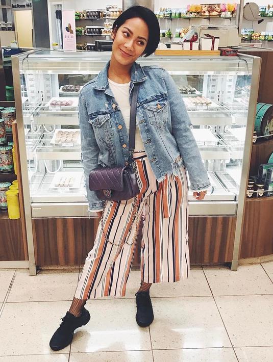 Tampil Trendy dengan Jaket Denim Ala Artis Cantik Ini 