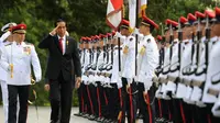 Presiden Jokowi memeriksa pasukan kehormatan, di Istana Kepresidenan Singapura, Selasa (28/7) siang (setkab.go.id)