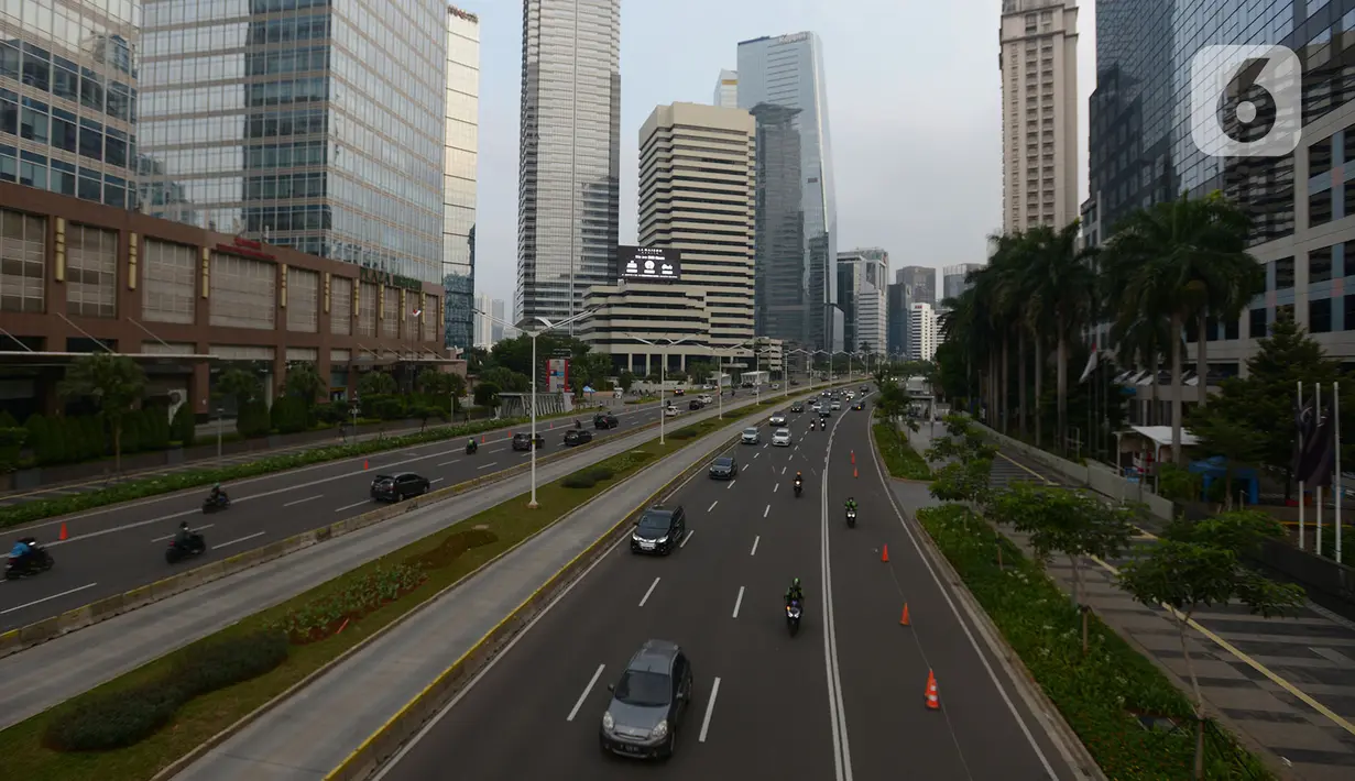 Suasana lalu lintas di kawasan jalan Jenderal Sudirman, Jakarta,Sabtu (18/7/2020). Pemerintah Provinsi DKI Jakarta memperpanjang PSBB fase transisi selama 14 hari hingga 30 Juli, seiring kasus baru COVID-19 masih tinggi di ibu kota. (merdeka.com/Imam Buhori)
