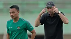 Ekspresi Alfred Riedl saat memberi arahan pada Dedi Kusnandar di latihan Timnas Indonesia di Stadion Manahan, Solo Jawa Tengah (24/9/2016). (Bola.com/Peksi Cahyo)