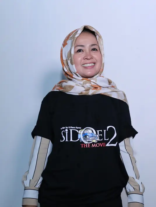 Saat itu, rumah produksi Falcon Pictures menggelar preskon Si Doel Movie 2, sekaligus potong tumpeng untuk syuting perdana. Maryati salah satu pemeran dalam kisah Si Doel Anak Sekolahan pun hadir dengan berhijab. [Adrian Putra/dok.Kapanlagi.com]