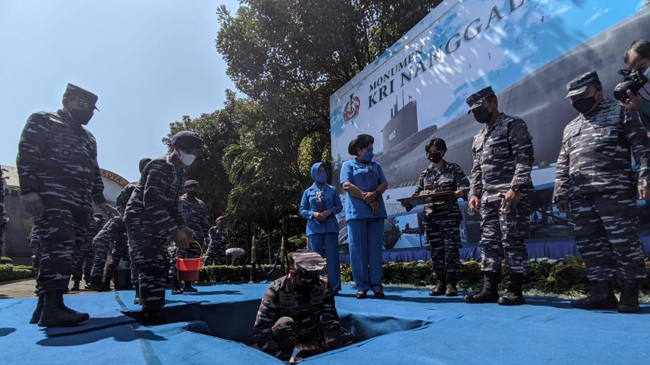 KSAL Laksamana TNI Yudo Margono meletakkan batu pertama pembangunan monumen kapal selam KRI Nanggala 402. (Dian Kurniawan/Liputan6.com)