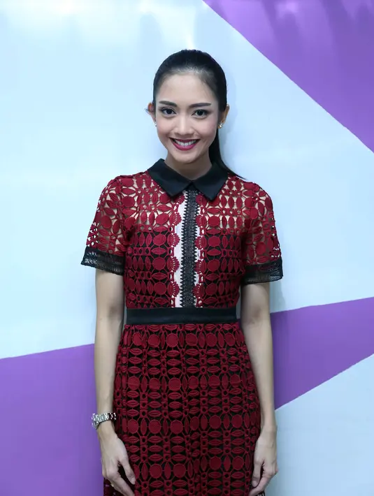 Beberapa kali ia juga mengajak buah hatinya,(Siti Alana Kalyani dan Siti Alecia Kaira) ke lokasi syuting tempatnya bekerja. Agar anaknya mulai mengenal dunia entertainment. (Nurwahyunan/Bintang.com)