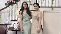 Annisa Pohan kerap tampil elegan seperti mengenakan dress coklat berbordir. Begitupula, sang anak Almira yang mengenakan dress satin warna hijau. @annisayudhoyono