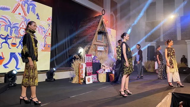 Peragaan busana batik fractal karya di Gedung Juang 45 Kota Sukabumi (Liputan6.com/Fira Syahrin).