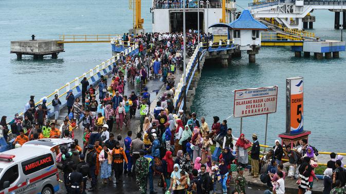 Para pengungsi turun dari kapal ferry di Pelabuhan Bakauheni, Lampung, Rabu (26/12). Aktivitas gunung berapi anak Krakatau yang mengakibatkan gelombang tsunami 22 Desember lalu memaksa belasan ribu orang mengungsi. (AFP Photo/Mohd Rasfan)