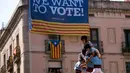 Para Castellers  membangun menara manusia di alun-alun Sant Jaume, Barcelona, Spanyol, Minggu (24/9). Tidak hanya orang dewasa, menara manusia juga terbentuk dari kelompok anak-anak asal Catalonia. (AP Photo/Emilio Morenatti)