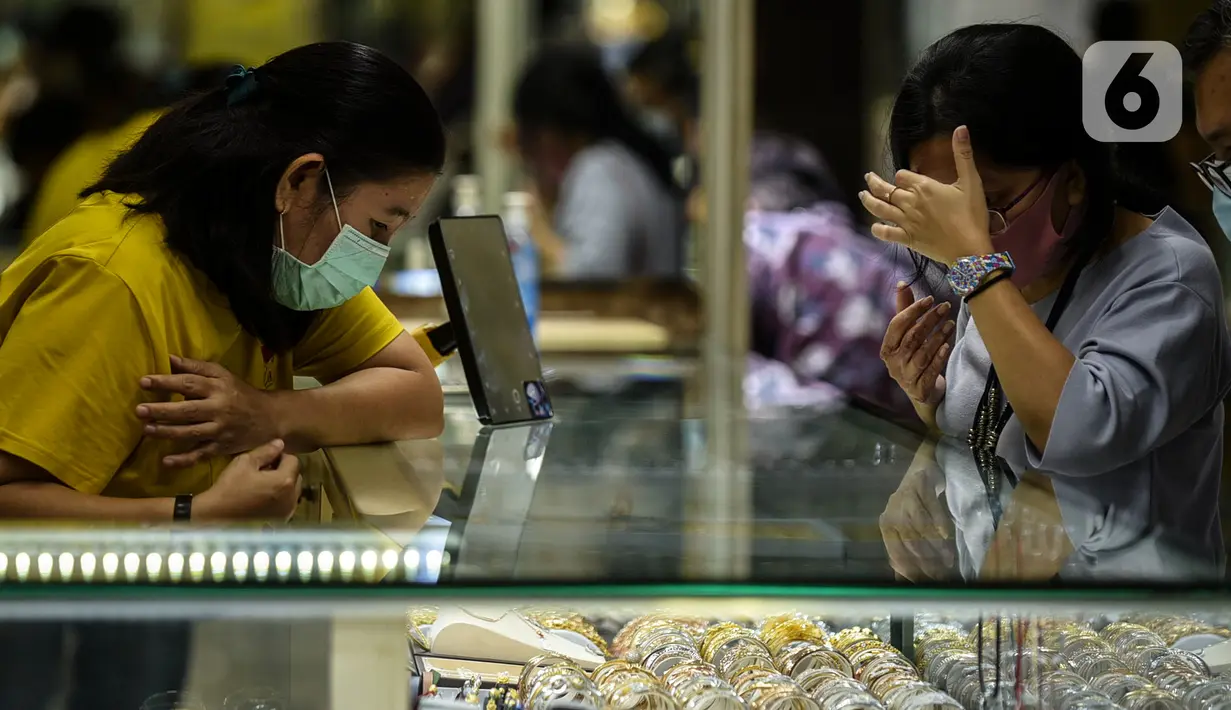 Aktivitas Jual Beli Emas di Cikini Gold Center, Jakarta, Selasa (28/7/2020). Harga emas batangan PT Aneka Tambang (Antam) pada 28 Juli 2020 menembus Rp1 juta/gram yang merupakan posisi tertinggi sepanjang masa emas Antam diperjualbelikan. (Liputan6.com/Johan Tallo)