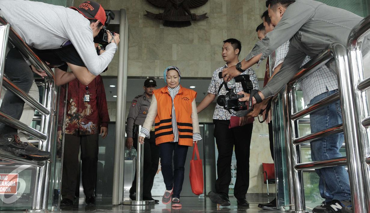 Wali Kota Cimahi nonaktif, Atty Suharti Tochija usai diperiksa KPK, Jakarta, Jumat (9/12). Atty dan Itoch diduga telah menerima suap sebesar Rp 500 juta untuk pemulusan proyek pembangunan tahap II Pasar Atas Cimahi. (Liputan6.com/Helmi Afandi)