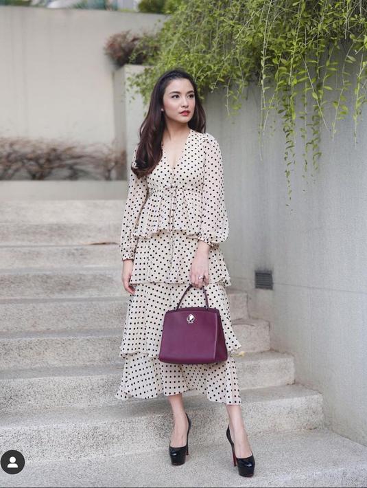 Ketika sedang hangout, pemilik nama lengkap Chelsea Olivia Wijaya ini tampil anggun dengan simple dress panjang berwarna putih. Dengan membawa tas yang tak terlalu besar, membuat penampilan wanita 29 ini makin stylish.(Liputan6.com/IG/@chelseaoliviaa)