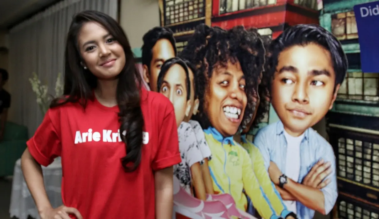"Ga curhat sih. Kadang-kadang aku lihat foto terus merasa lucu, nge-post," tutur Aurelie. Ia mengaku sebulan lalu ketemu dan berjanji akan selalu menunggunya.  (Adrian Putra/Bintang.com)