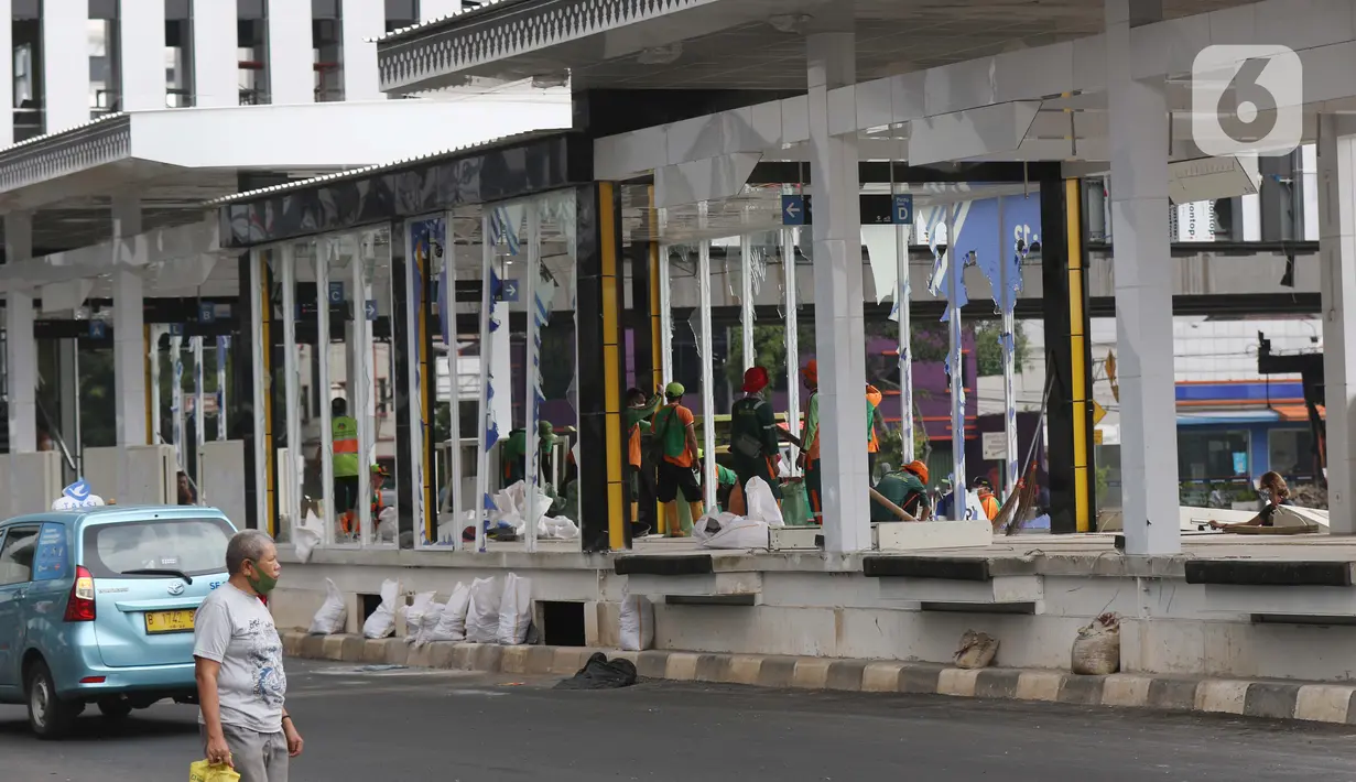 Kondisi halte transjakarta Senen yang masih tahap penyelesaian, Jakarta, Jumat (9/10/2020). Unjuk rasa menentang disahkannya Omnibus Law UU Cipta Kerja berujung aksi anarkis merusak berbagai fasilitas umum pada Kamis malam (8/10). (Liputan6.com/Helmi Fithriansyah)