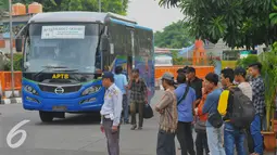 Sejumlah penumpang saat menunggu angkutan umum di kawasan Terminal Kalideres, Jakarta, Selasa (22/3). Para sopir taksi juga memblokade jalan sehingga kendaraan tak bisa melintas. (Liputan6.com/Faisal R Syam)