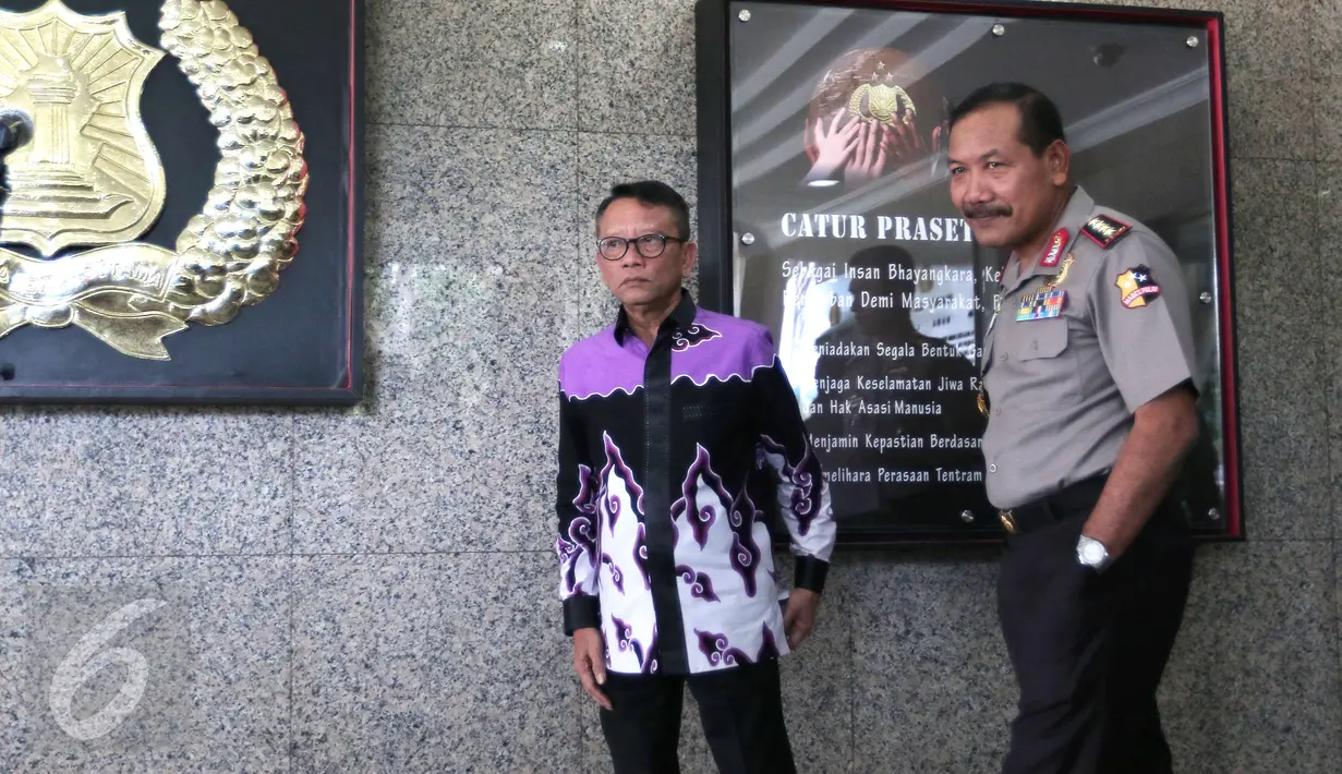 Dirjen Pajak Kemenkeu Ken Dwijugeasteadi dan Kapolri Jenderal Badrodin Haiti saat di lobi Mabes Polri, Jakarta, Rabu (13/4). Kedatangan Dirjen Pajak guna meminta bantuan terkait pembunuhan dua petugas pajak saat sedang bertugas (Liputan6.com/Angga Yuniar)