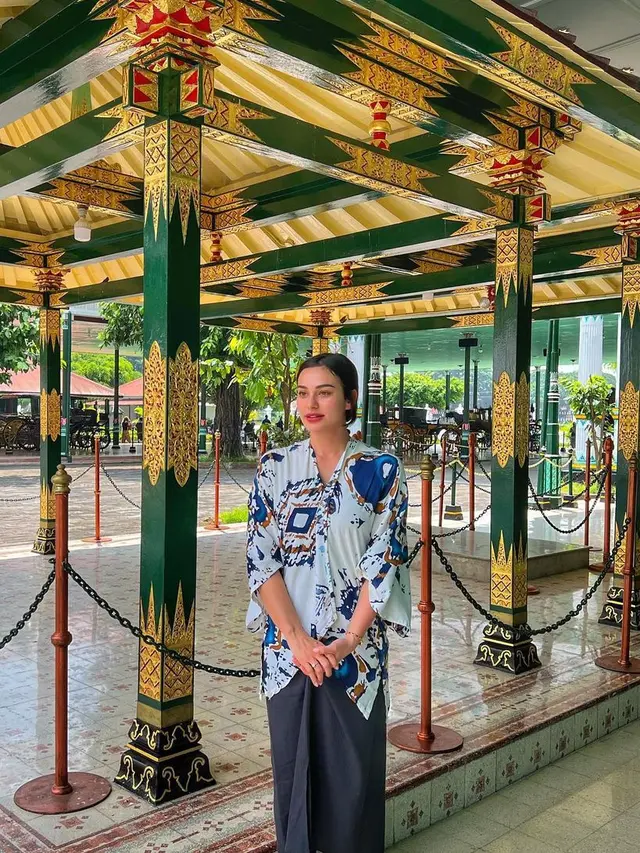 6 Potret Nora Alexandra Liburan ke Jogja Tanpa Suami, Tetap Tegar