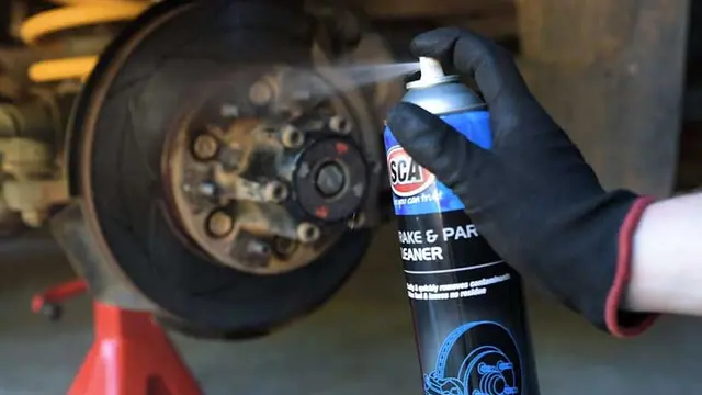 Gunakan cairan brake cleaner yang benar untuk membersihkan rem cakram