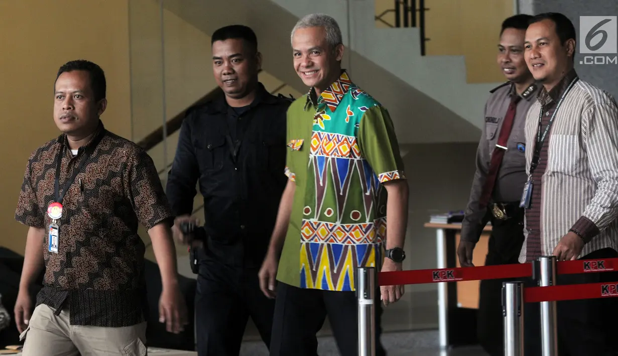 Calon Gubernur Jawa Tengah, Ganjar Pranowo berjalan keluar seusai menjalani pemeriksaan di Gedung KPK, Jakarta, Kamis (28/6). Ganjar diperiksa sebagai saksi untuk tersangka Irvanto Hendra Pambudi Cahyo dan Made Oka Masagung. (Merdeka.com/Dwi Narwoko)