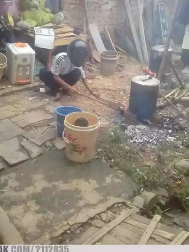 10 Potret Tingkah Orang saat Memasak Ini Nyeleneh Banget, Bikin Geleng Kepala