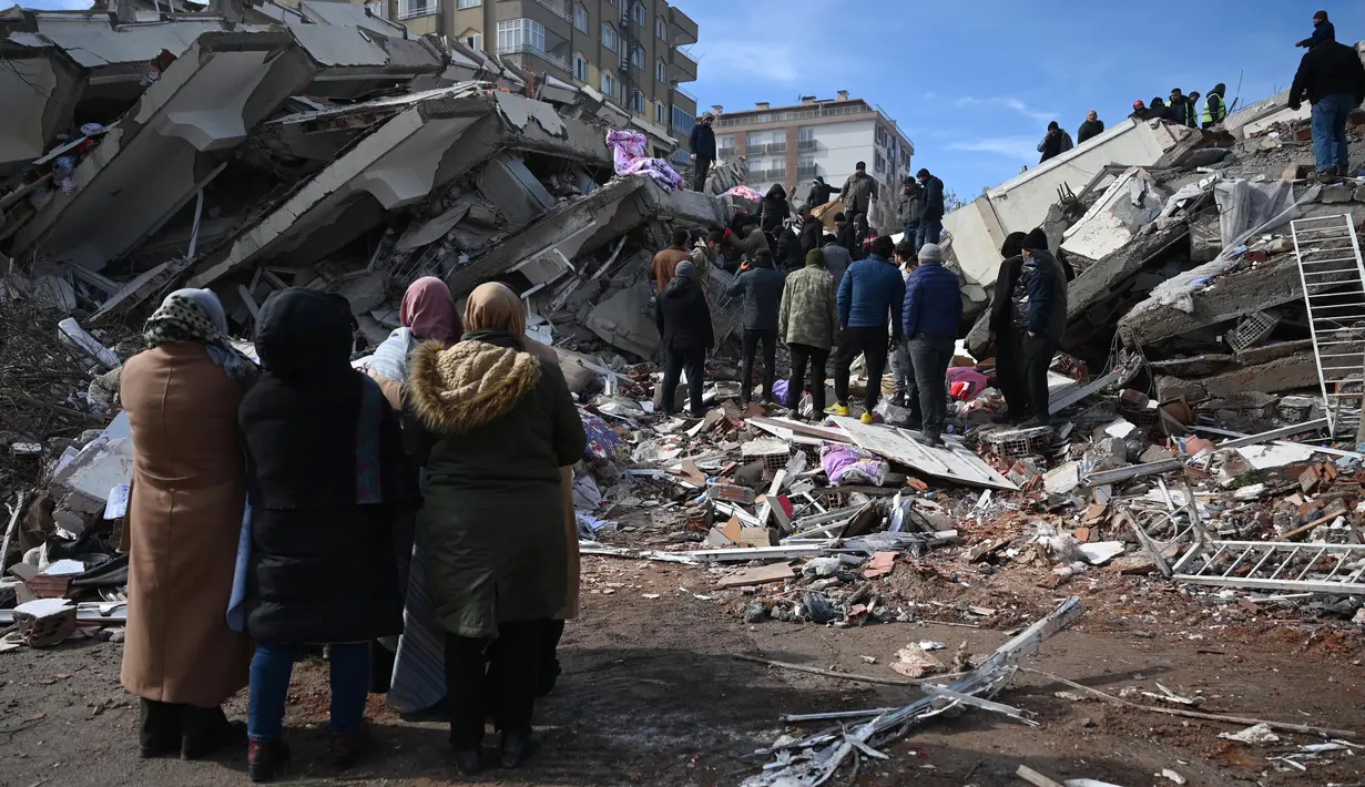 Petugas penyelamat dan keluarga mencari di antara reruntuhan bangunan setelah gempa bumi berkekuatan 7,8 skala Richter mengguncang bagian tenggara negara itu, Kahramanmaras, Turki, Selasa (7/2/2023). Jumlah korban tewas gabungan telah meningkat menjadi lebih dari 5.000 orang di Turki dan Suriah setelah gempa terkuat di wilayah tersebut dalam hampir satu abad terakhir. (OZAN KOSE/AFP)