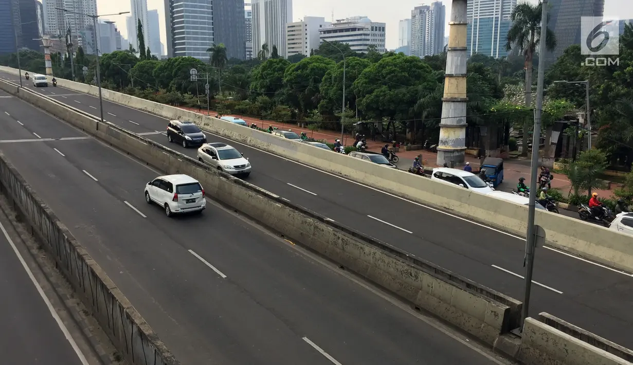 Suasana jalan layang non tol (JLNT) Kampung Melayu-Tanah Abang, Jakarta, Jumat (2/2). Menurut Ellen Tangkudung, kemacetan tetap terjadi karena banyak tujuan pengendara yang ada di bawah jalan layang. (Liputan6.com/Immanuel Antonius)