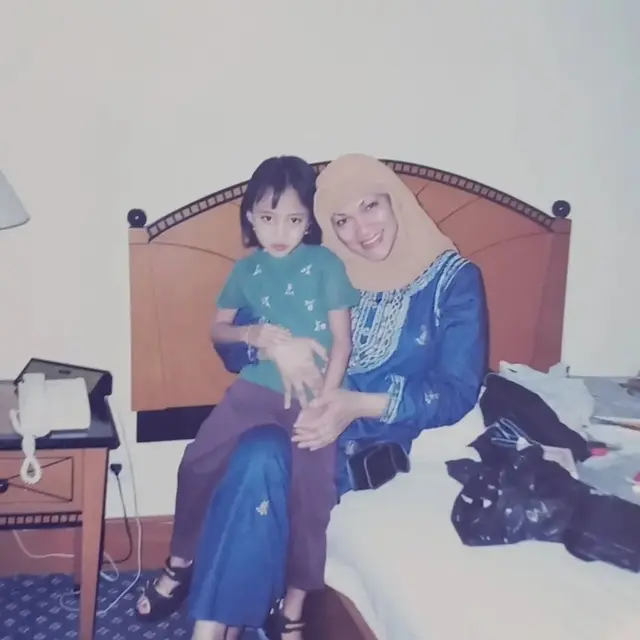 6 Momen Haru Fatimah Anak Mendiang Dorce di Pemakaman, Berusaha Tegar