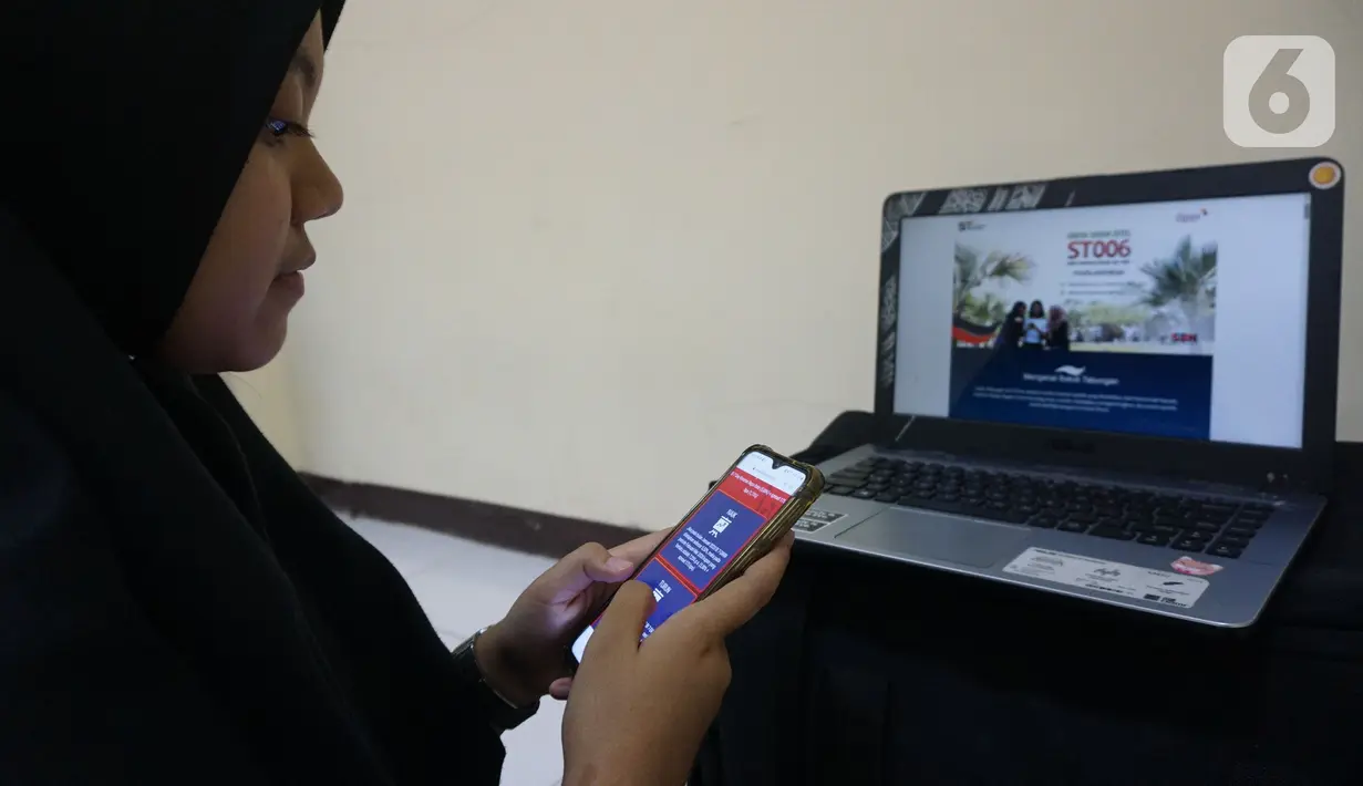 Pekerja melihat informasi mengenai Sukuk Tabungan (ST) Seri ST006 melalui website Kemenkeu di Jakarta, Kamis (7/11/2019). Pemerintah menerbitkan instrumen Surat Berharga Negara (SBN) ritel terakhir tahun 2019 secara daring, yakni Sukuk Tabungan (ST) seri ST006. (Liputan6.com/Angga Yuniar)