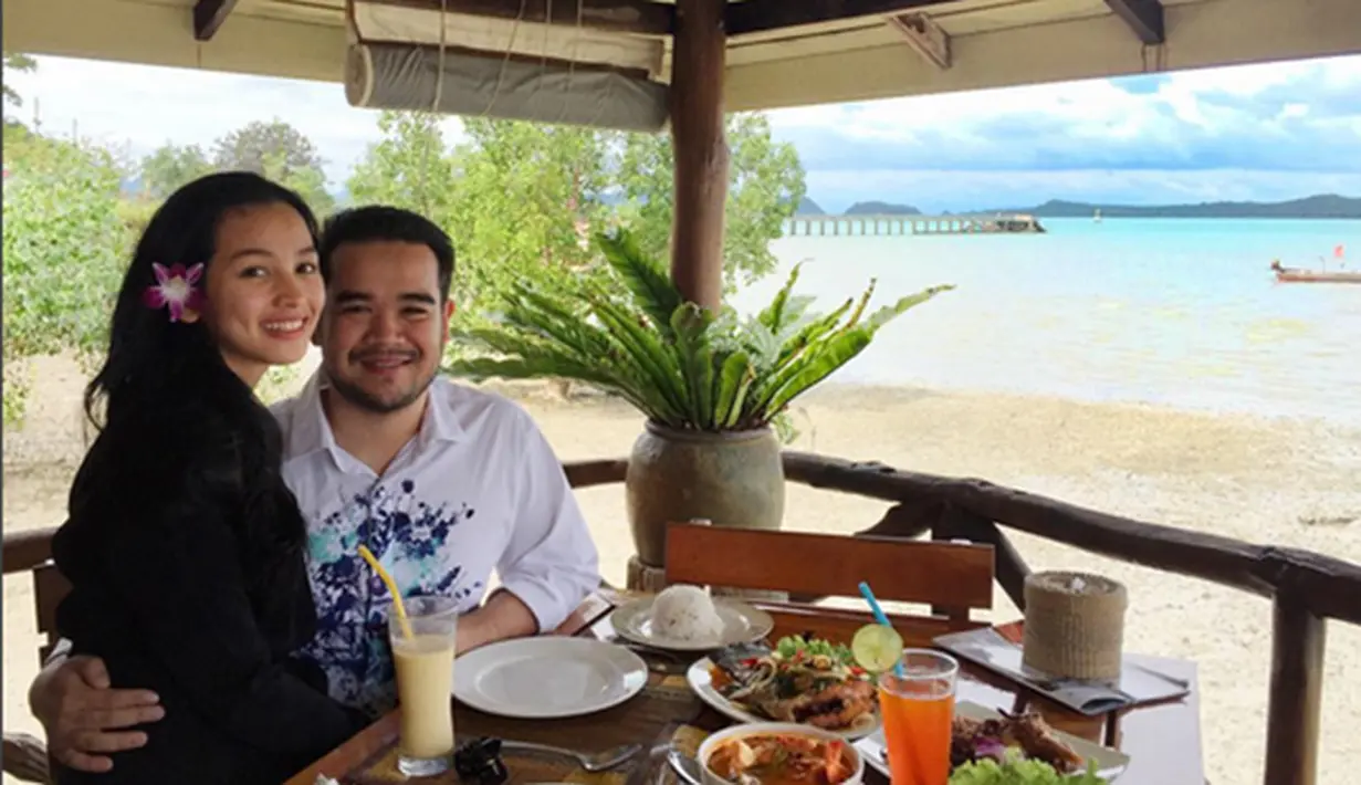 "Pada 1 November di Kuala Lumpur. Di Palembang tanggal 12 November. Dari awal memang sudah punya angan-angan menikah tanggal 1, biar gampang ingat," kata Asyraf Khalid, beberapa waktu lalu. (Via Instagram/@tyaarifinnw)