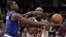 Pemain Los Angeles Clippers, Jawun Evans menghalau bola tembakan pemain Cavaliers, Jae Crowder pada laga NBA basketball game di Quicken Loans Arena, Cleveland, (18/11/2017), Cavs menang 118-113. (AP/Tony Dejak)