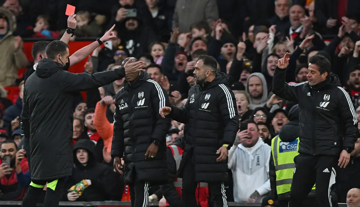 Kavanagh juga mengeluarkan kartu merah untuk pelatih Fulham, Marco Silva (kanan) yang melakukan protes secara berlebihan. (AFP/Paul Ellis)