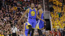 Ekspresi Kevin Durant saat melakukan selebrasi usai mencetak poin saat melawan Utah Jazz pada pertandingan Semifinal Wilayah Barat Playoffs NBA 2017 di Salt Lake City (5/6). Durant berhasil mencetak 38 poin dan 13 rebound. (AP Photo/Rick Bowmer)