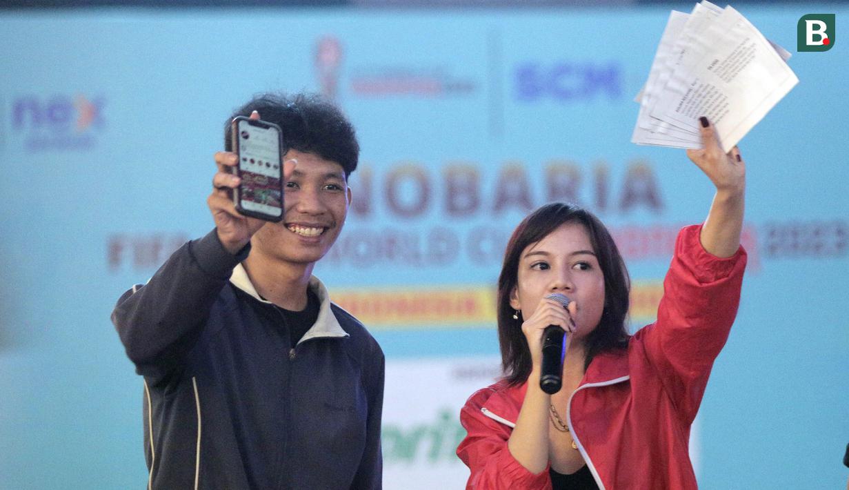Pendukung Timnas Indonesia U-17 saat memeriahkan acara nonton bareng Piala Dunia U-17 2023 di Avenue of The Stars Lippo Mall Kemang, Jakarta, Jumat (10/11/2023). (Bola.com/Adine Wirya)