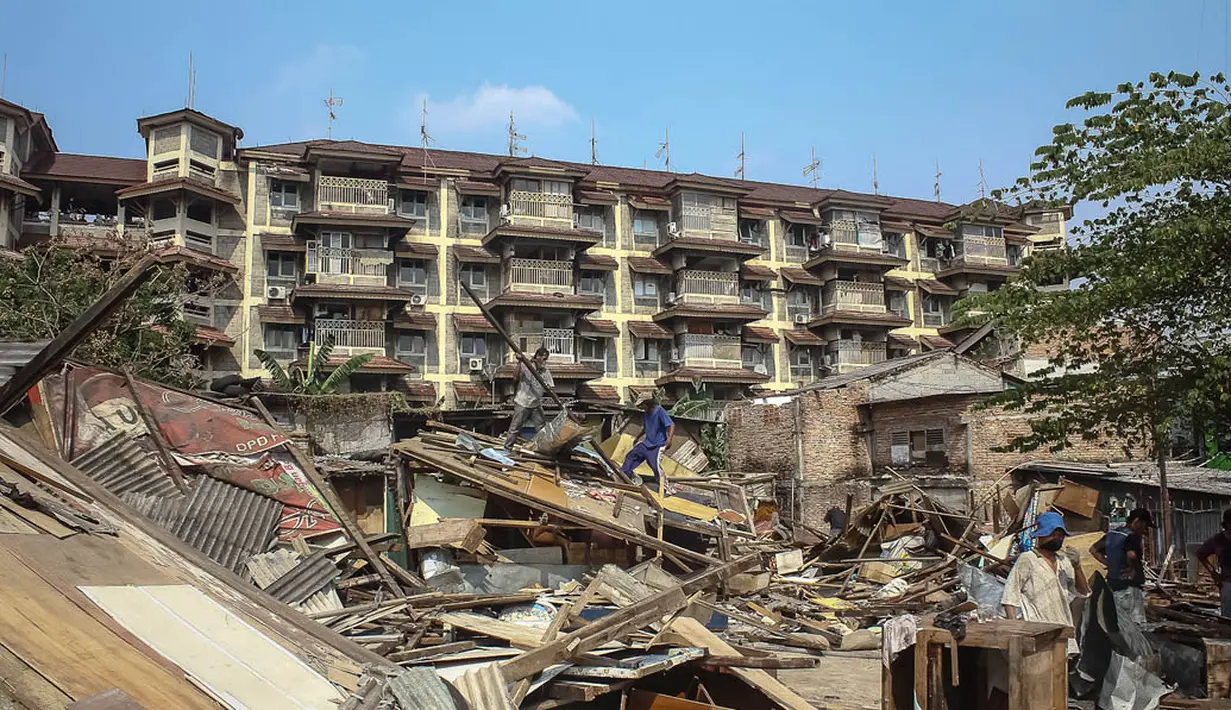 Pembongkaran tersebut dilakukan untuk merefungsi taman sebagai Ruang Terbuka Hijau (RTH), Jakarta, (22/10/14). (Liputan6.com/Faizal Fanani)