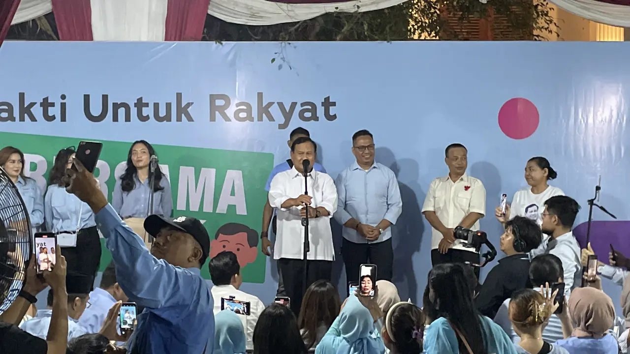 Calon Presiden (Capres nomor urut 2, Prabowo Subianto saat memberikan sambutan di acara Relawan Bakti untuk Rakyat di kediamannya, Senin (29/1/2024).