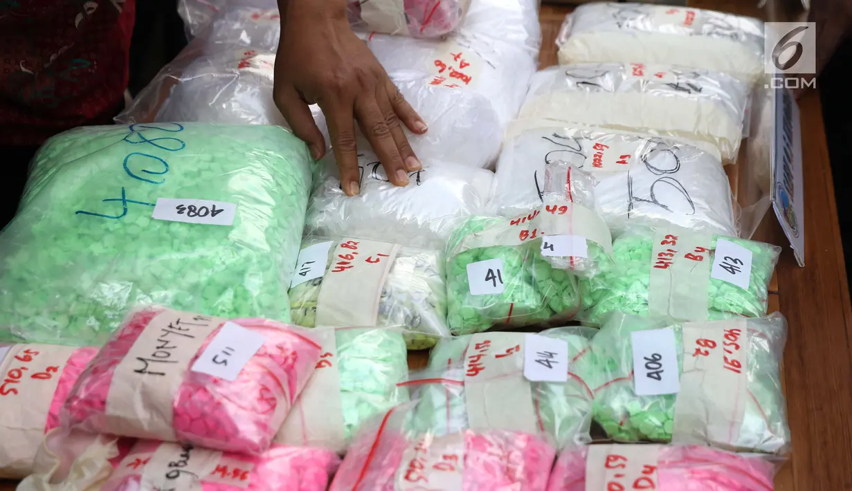 Petugas Ditresnarkoba Polda Metro Jaya memperlihatkan barang bukti penangkapan vokalis grup band Zivilia, Zulkifli alias Zul, Jakarta, Jumat (8/3). Zul ditangkap terkait penyalahgunaan narkotika, Kamis (28/2) lalu. (Liputan6.com/Helmi Fithriansyah)