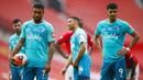 Pemain Bournemouth tampak kecewa usai ditaklukkan Manchester United pada laga Premier League di Stadion Old Trafford Sabtu (4/6/2020). Manchester United menang 5-2 atas Bournemouth. (AP/Clive Brunskill)