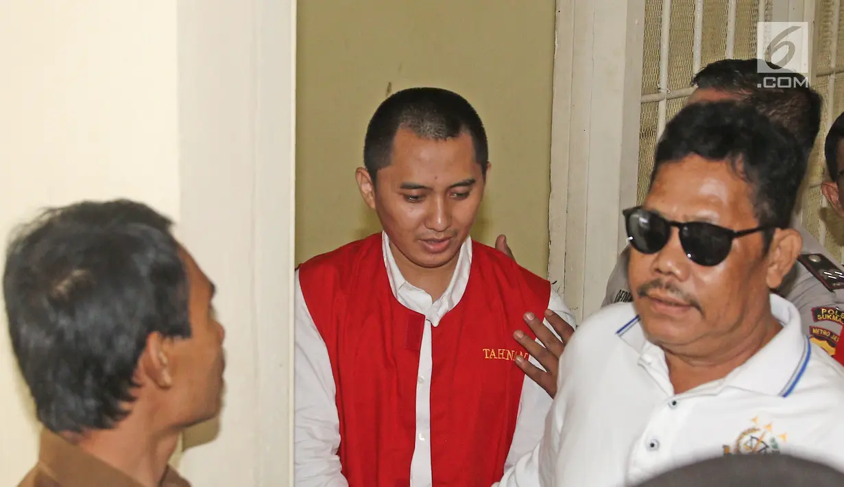 Terdakwa kasus dugaan penipuan dan penggelapan umrah First Travel, Andika Surachman menuju ruang sidang di PN Kota Depok, Senin (12/3). Sidang mendengarkan keterangan empat saksi yang dihadirkan pihak Jaksa Penuntut Umum. (Liputan6.com/Herman Zakharia)