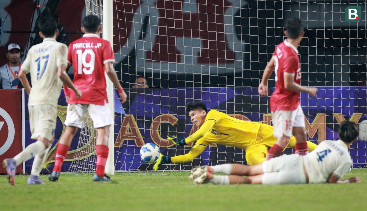 Kiper Timnas Indonesia U-19, Cahya Supriadi tampil sebagai pahlawan saat pertandingan ketiga grup A Piala AFF U-19 kontra Thailand U-19. Tanpanya, Garuda Nusantara bisa jadi akan kalah di laga ini. (Bola.com/Bagaskara Lazuardi)