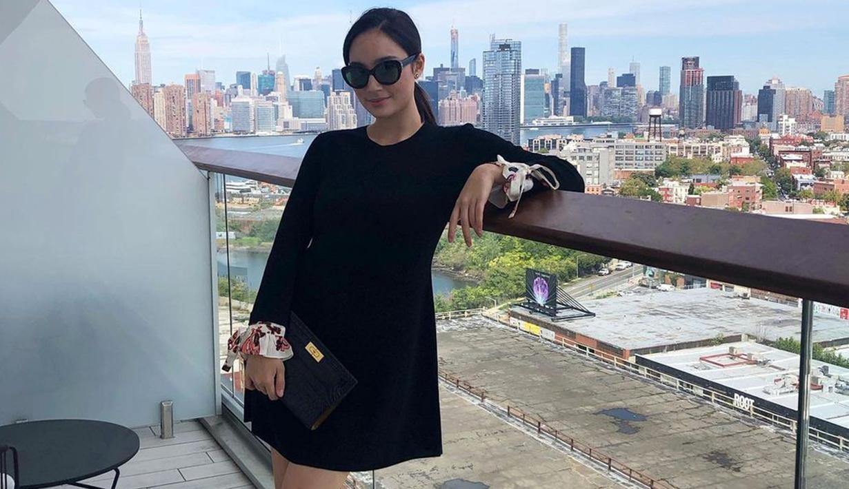 Menggunakan simpel dress hitam, Tatjana Saphira juga terlihat tampil dengan kacamata hitamnya. Penampilan Tatjana Saphira ini pun berhasil curi perhatian netizen. (Liputan6.com/IG/@tatjanasaphira)