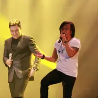 Ari Lasso & Tulus di Konser Dua Ruang (Foto: Deki Prayoga/Bintang.com)